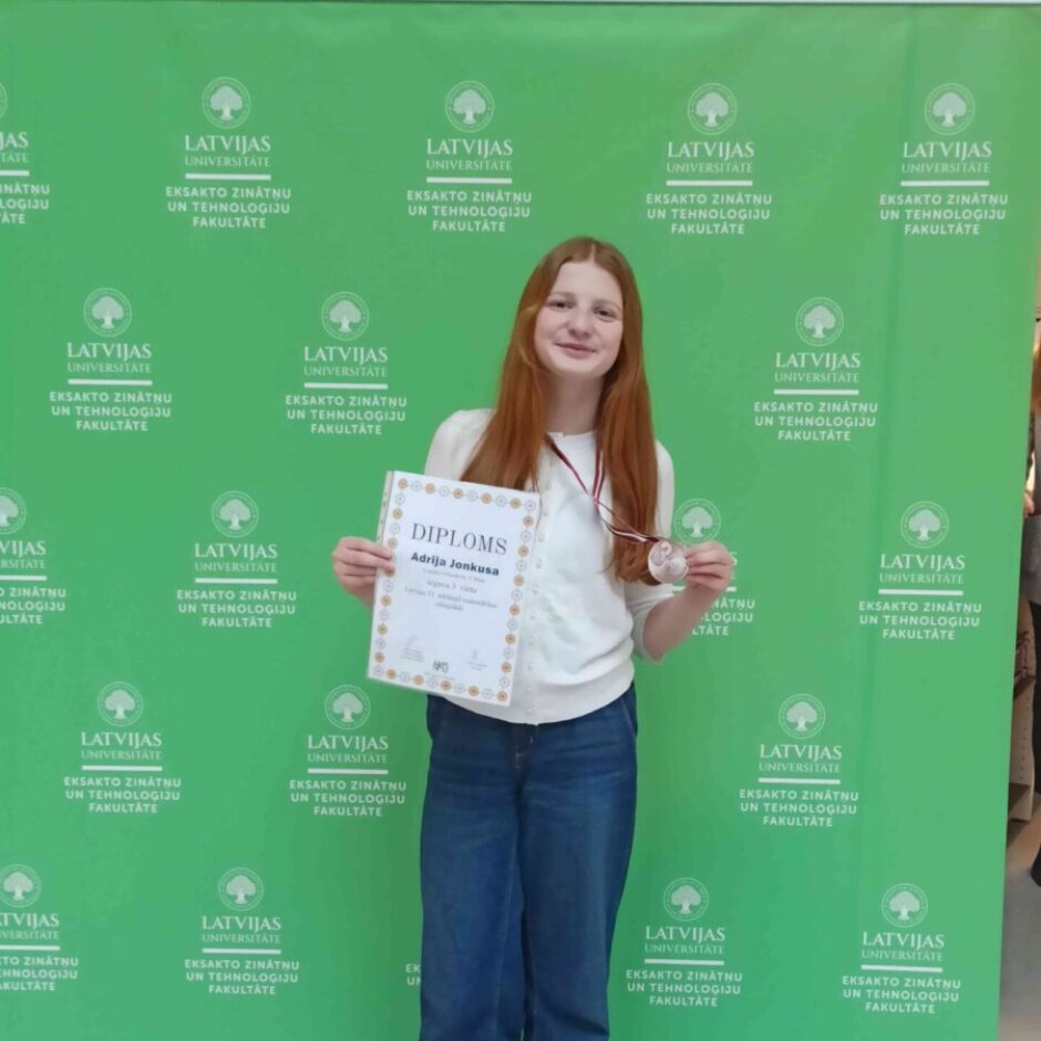 Adrija Jonkusa ar diplomu un medaļu
