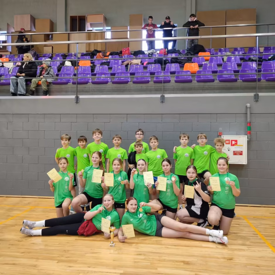 Tautas bumbas sacensībās zēnu un meiteņukomandas