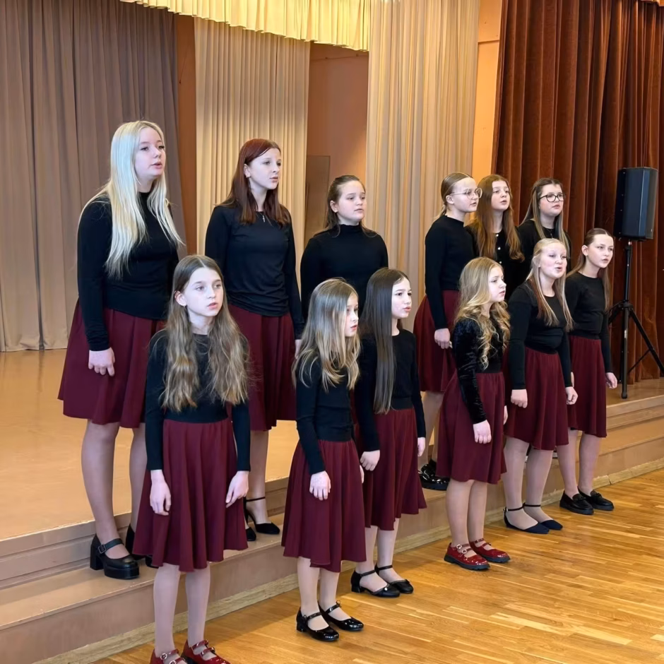 meiteņu ansamblis dzied konkursā