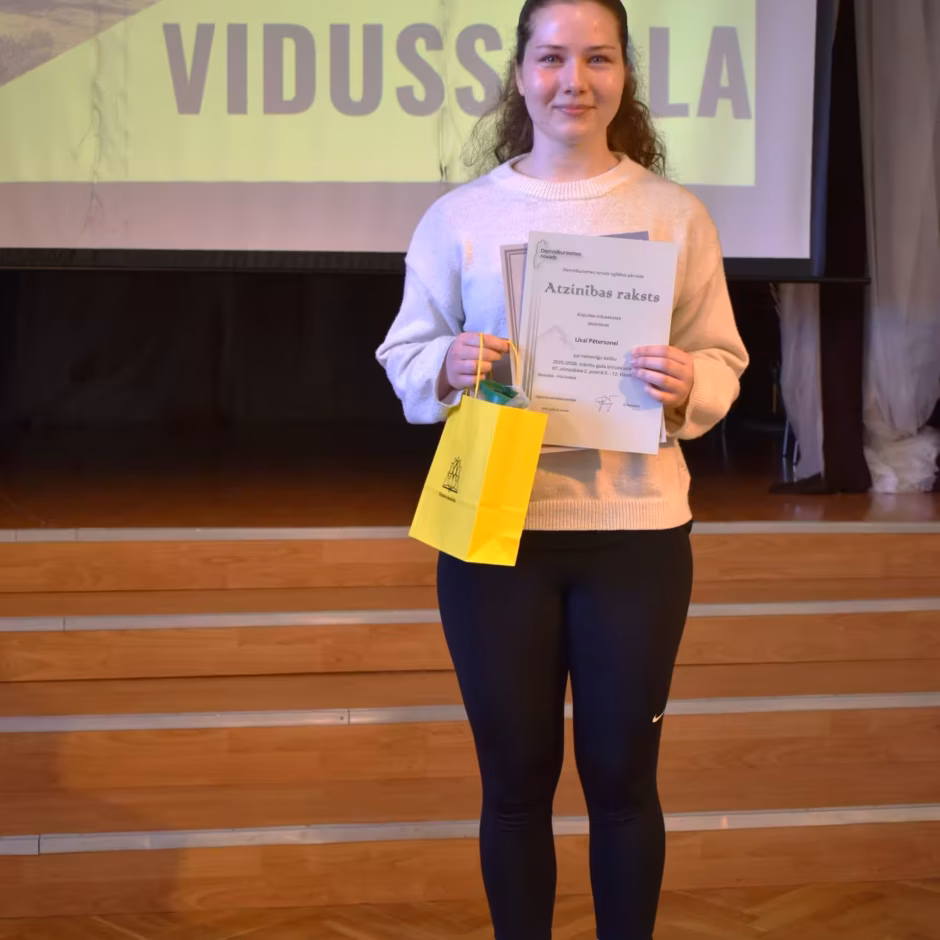 Līva Pētersone ar diplomiem