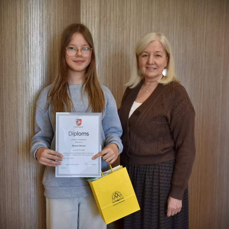 Skolotāja Gita Tomase un Monta Siksne ar diplomu