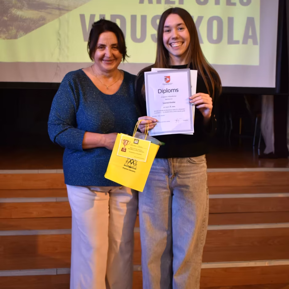 Direktore un Laura Ozola ar diplomu