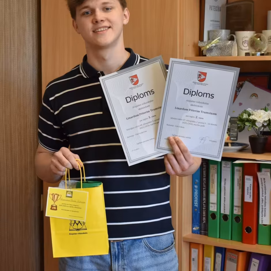 Linards Pēteris Trumsiņš ar diplomiem