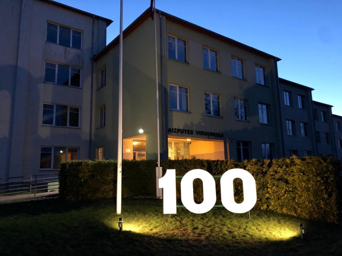 skolai 100 gadi